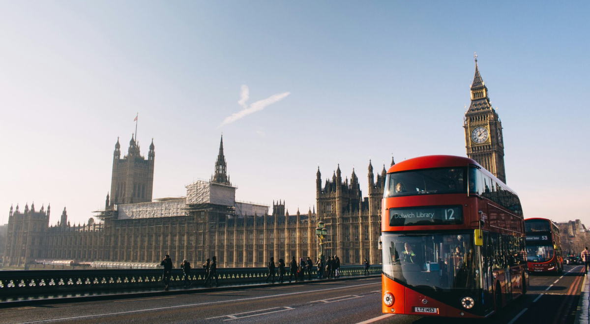 イギリス・ロンドンにあるビッグベンとダブルデッカーの風景