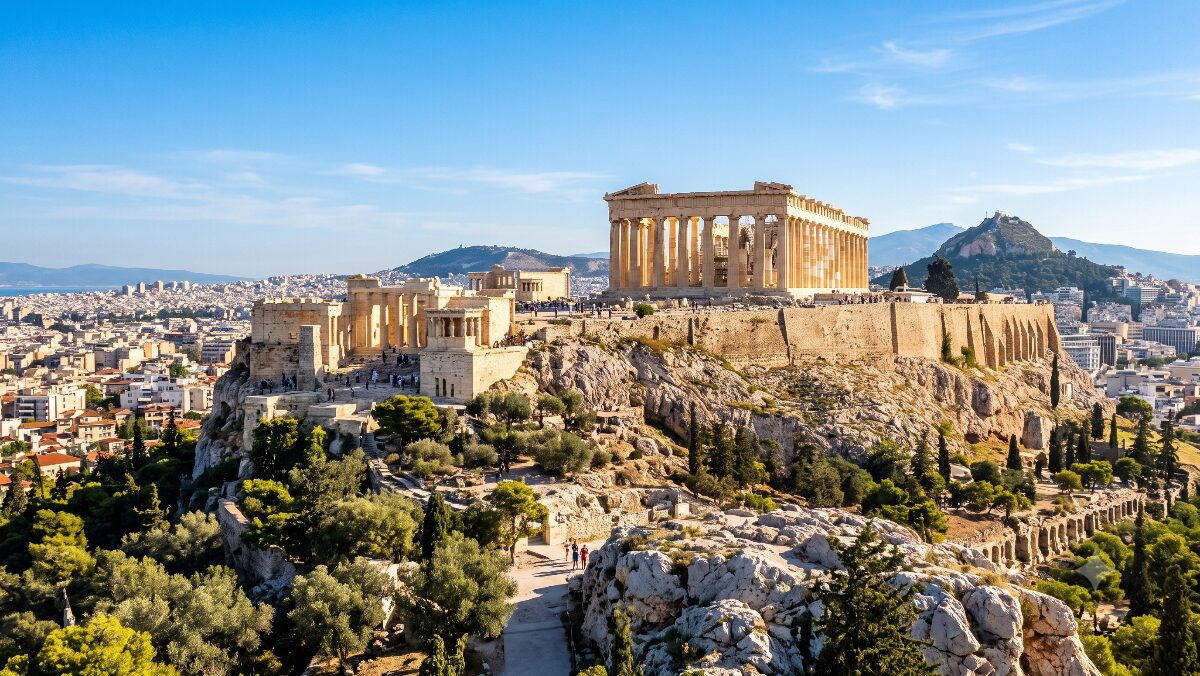 晴れ渡る青空の下で朝日を浴びる古代ギリシャの神殿遺跡